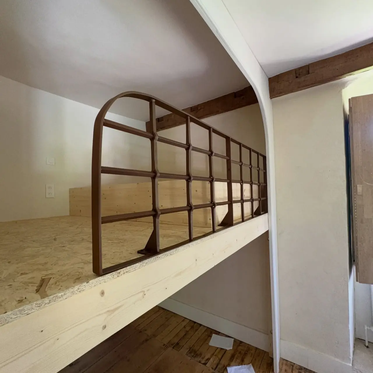 Transformation sur mesure au Château d’Herbelon, au bord… — Alliage Mobilier (1)