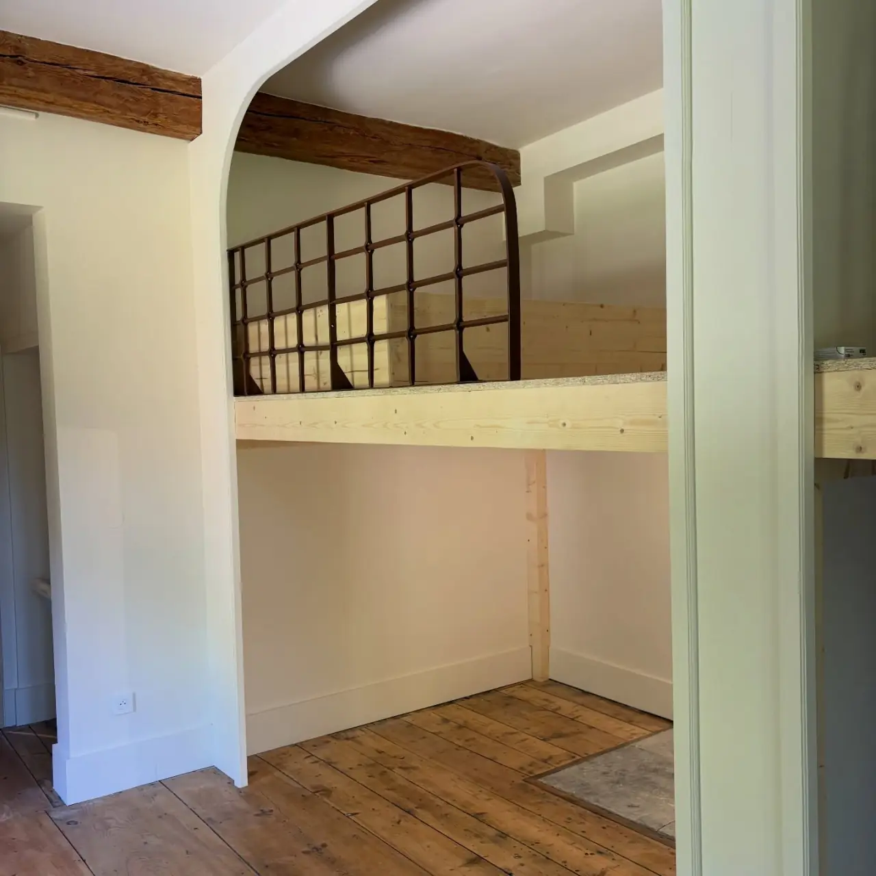 Transformation sur mesure au Château d’Herbelon, au bord… — Alliage Mobilier (2)