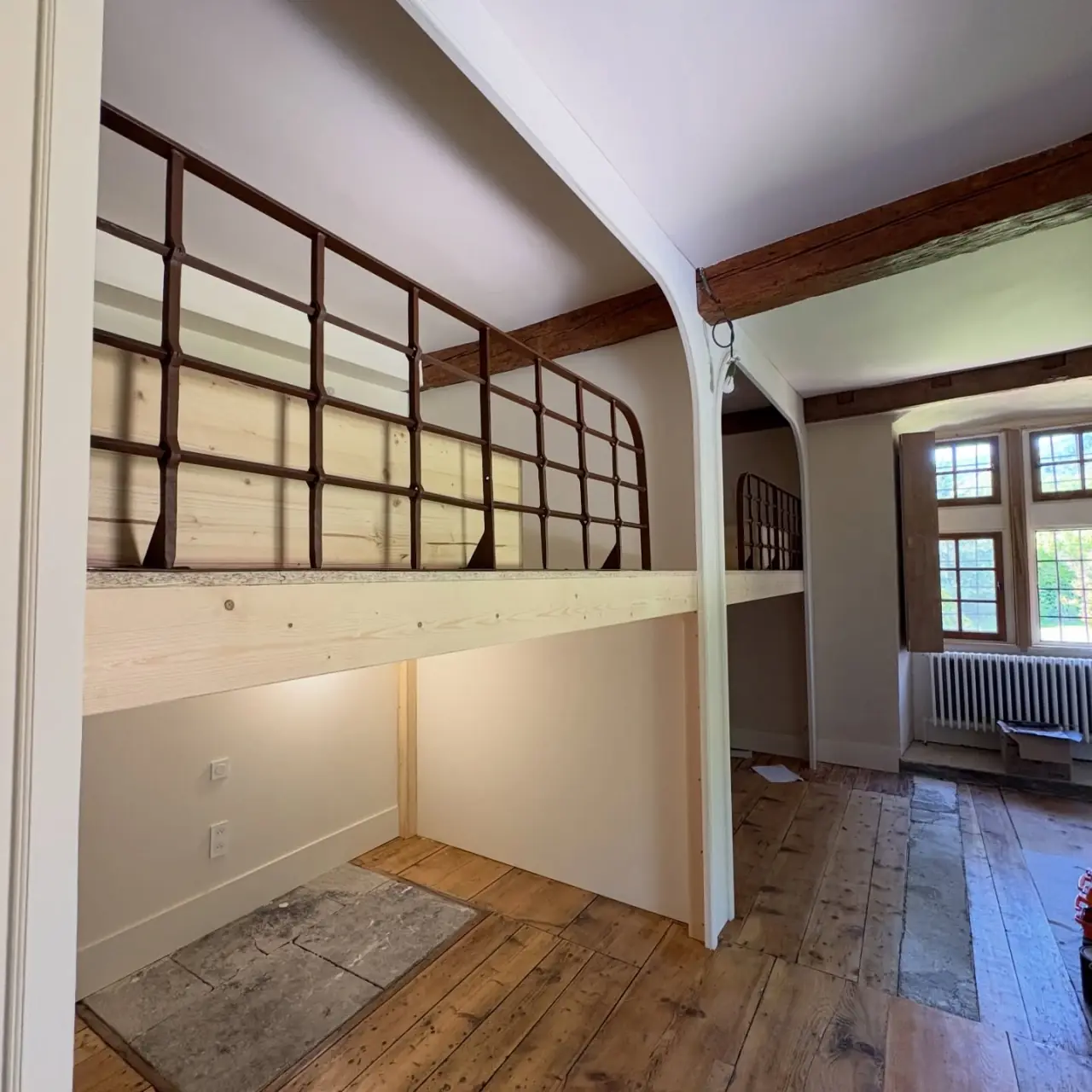 Transformation sur mesure au Château d’Herbelon, au bord… — Alliage Mobilier (3)