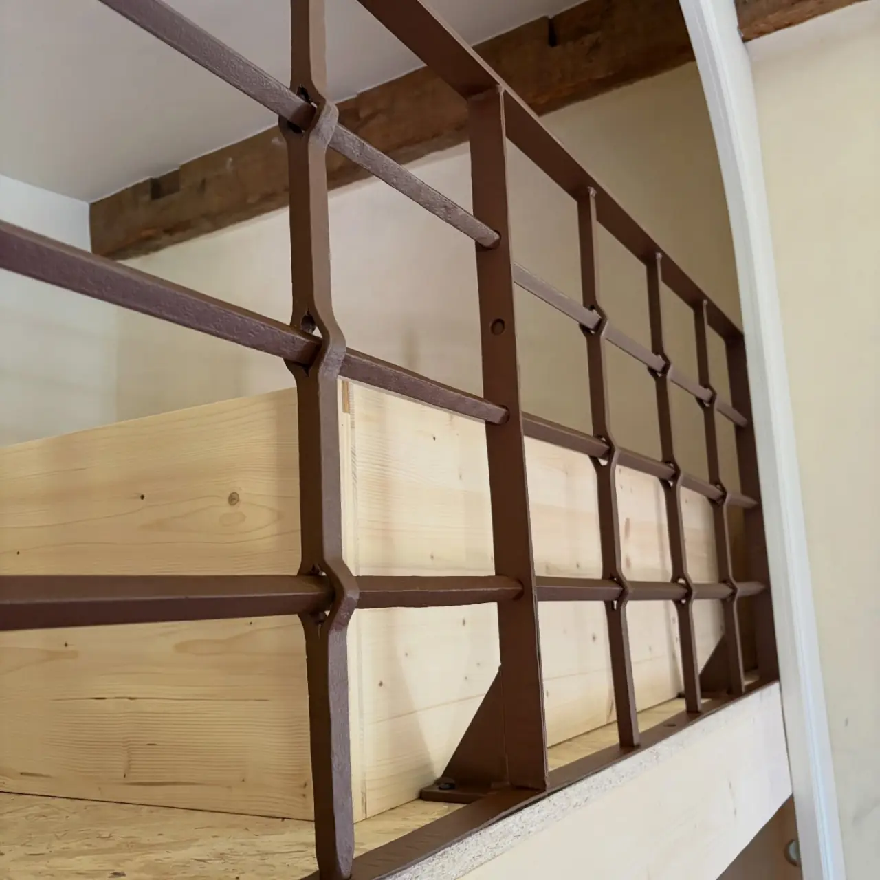 Transformation sur mesure au Château d’Herbelon, au bord… — Alliage Mobilier (4)