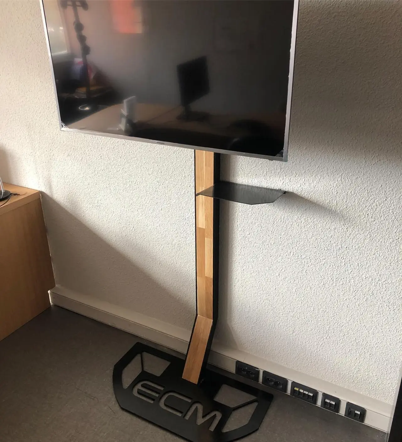 Trois beaux supports TV pour des salles de réunions — Alliage Mobilier (2)