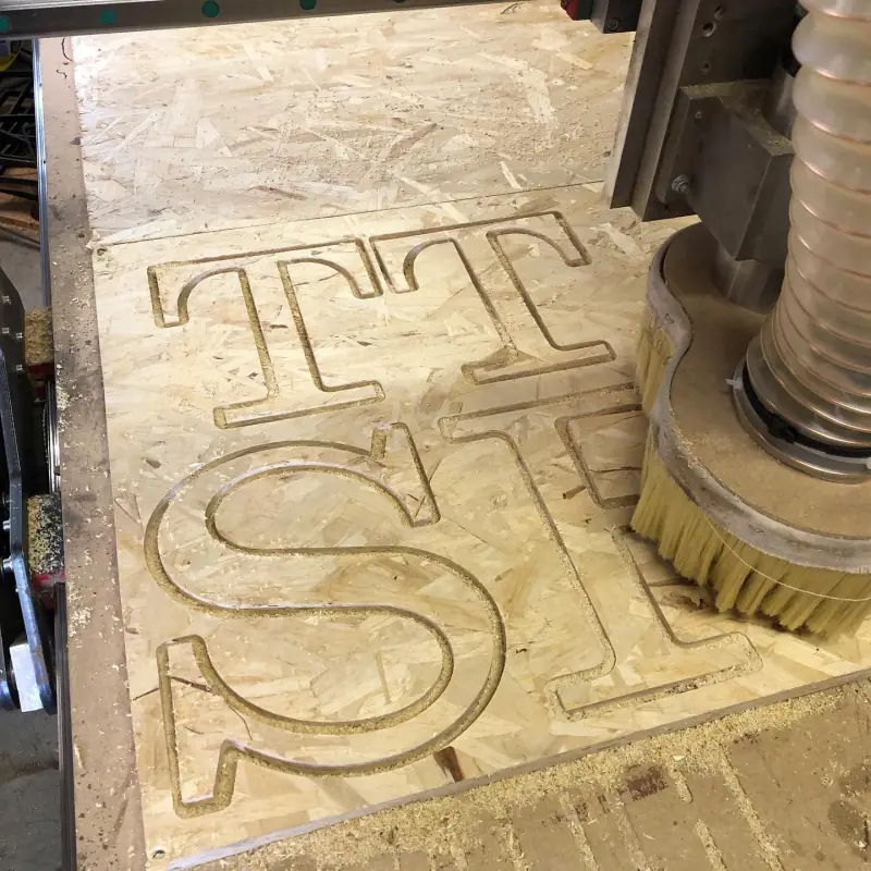 Usinage de lettrage sur mesure sur notre table CNC — Mobilier Alliage Mobilier