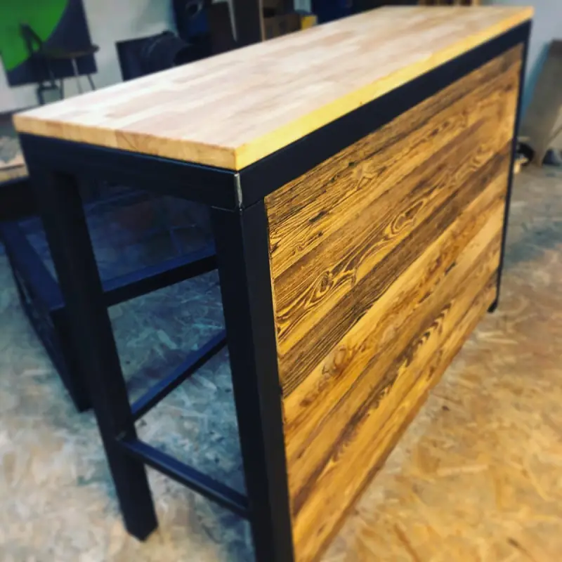 Voilà un petit bar qui viens décorer notre Showroom — Mobilier Alliage Mobilier