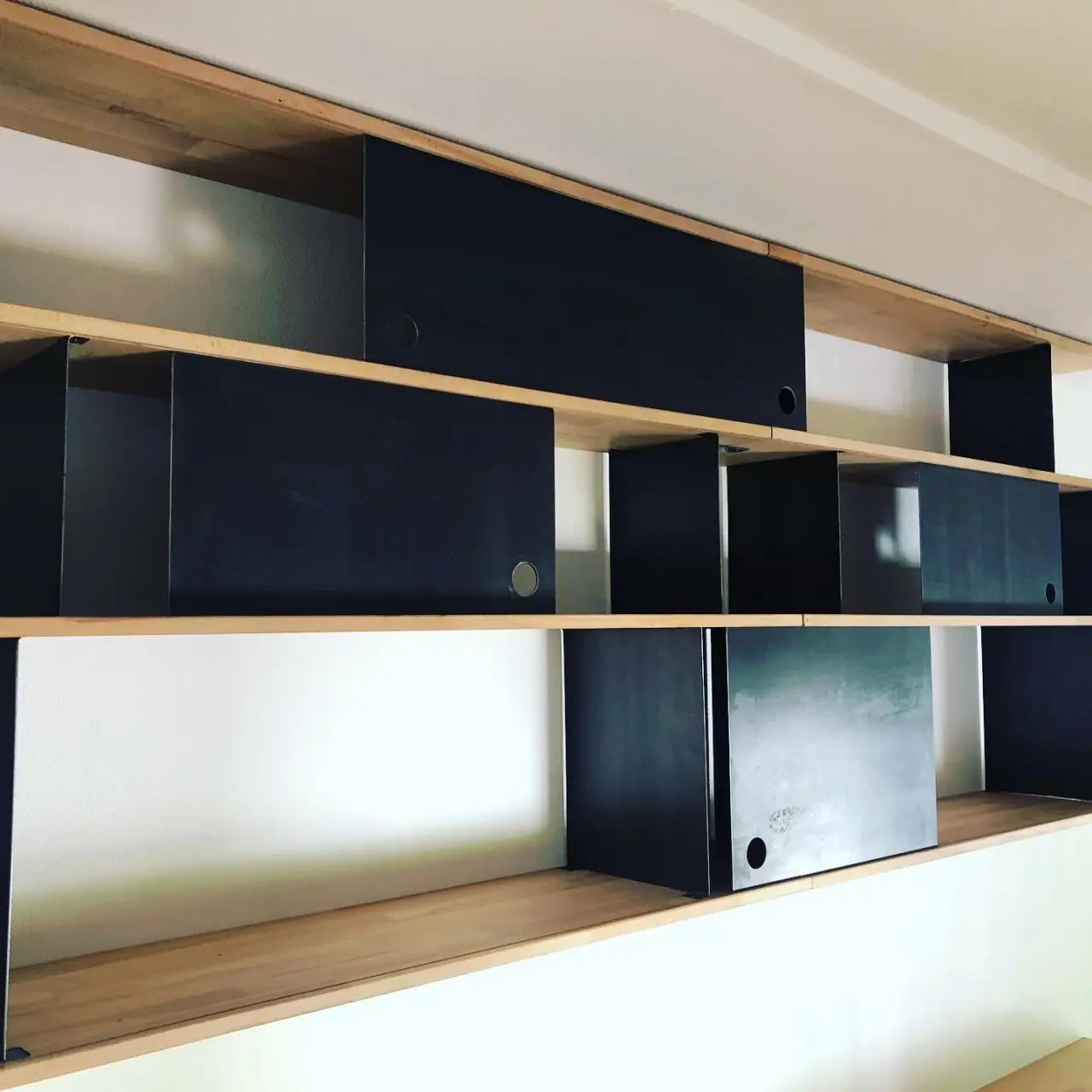 Vous voulez une bibliothèque moderne et chaleureuse et… — Alliage Mobilier (3)